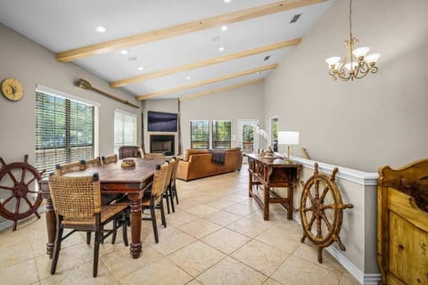 Modern open space combining comfort, dining, and relaxation.