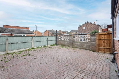 Joffre Avenue, Castleford - Host & Stay