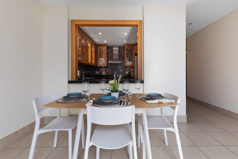 Deluxe Apartment, Non Smoking | In-room dining