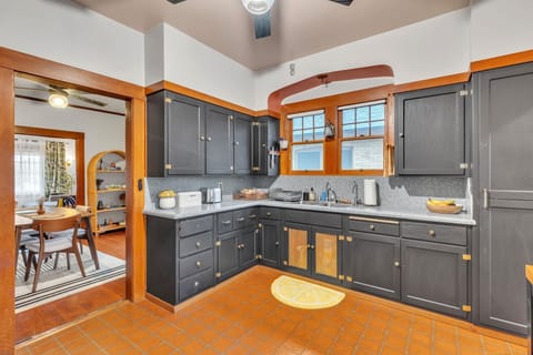 House, 3 Bedrooms | Private kitchen | Fridge, oven, coffee/tea maker, toaster