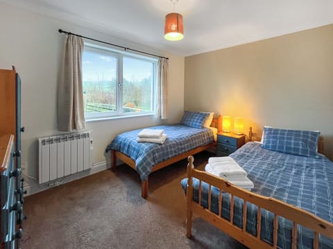 Twin bedroom | Flo’s Cottage, Newton Stewart