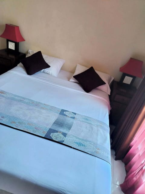 Premium bedding, down comforters, in-room safe, soundproofing