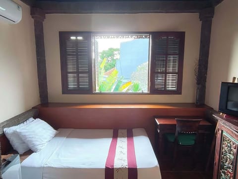 Premium bedding, down comforters, in-room safe, soundproofing