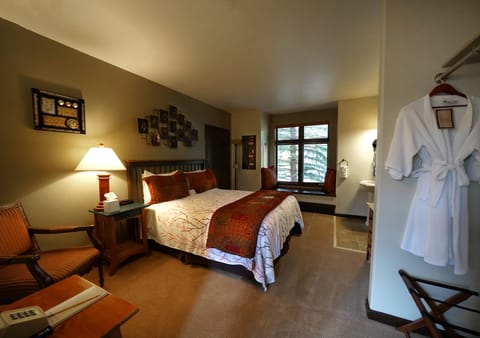 Standard Room, 1 Queen Bed, Mountainside | Premium bedding, in-room safe, individually decorated