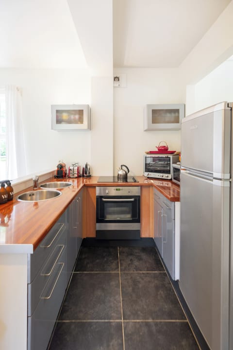 Full-size fridge, microwave, oven, stovetop