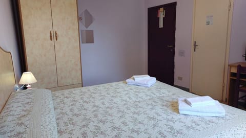 Classic Double or Twin Room, Non Smoking | Desk, free WiFi