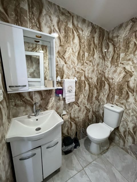 Shower, rainfall showerhead, free toiletries, hair dryer