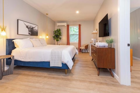 Azalea Suite Primary Bedroom