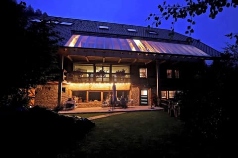 Die Außenansicht des Haldehof Loft bei Nacht verzaubert mit sanftem Licht, das die elegante Architektur betont und eine einladende, warme Atmosphäre schafft – der perfekte Ort für unvergessliche Abende im Schwarzwald.
