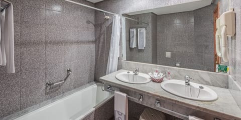 Combined shower/tub, rainfall showerhead, free toiletries, hair dryer