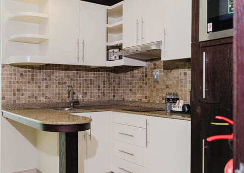 Deluxe Studio, 1 King Bed, Sea View | Private kitchen | Fridge, microwave, cookware/dishes/utensils