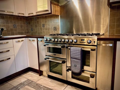 House | Private kitchen | Fridge, microwave, oven, stovetop