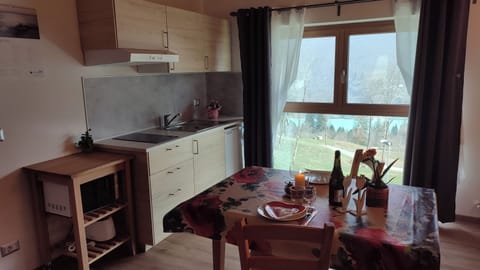 Deluxe Studio, Lake View | Cribs/infant beds, free WiFi, bed sheets