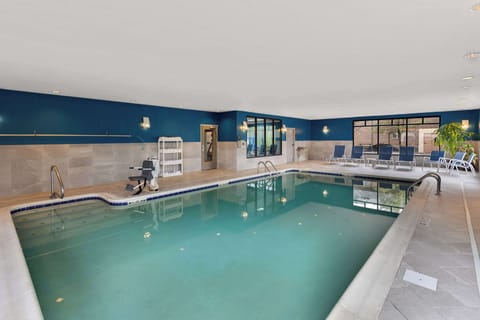 Indoor pool, sun loungers