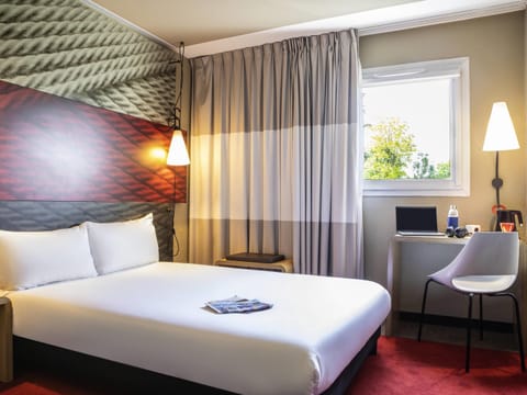 Room, 1 Double Bed, Accessible | Premium bedding, desk, laptop workspace, blackout drapes