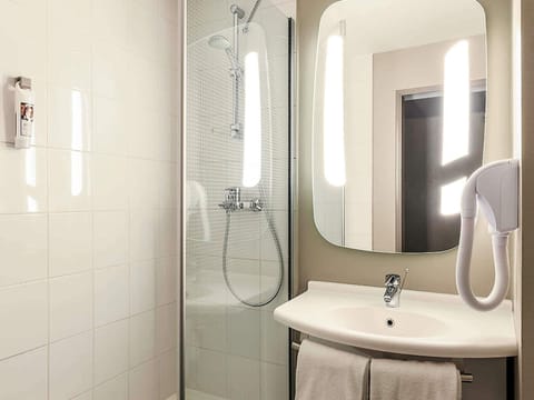 Standard Room, 2 Twin Beds | Premium bedding, desk, laptop workspace, blackout drapes