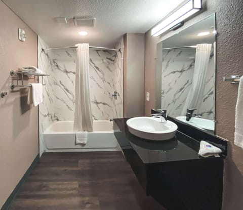 Combined shower/tub, free toiletries, towels, soap