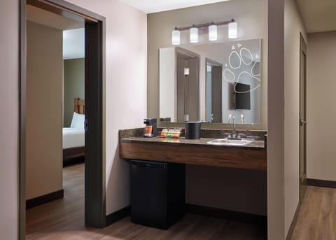 Premium Suite (Grizzly Bear) | 1 bedroom, in-room safe, free WiFi, bed sheets