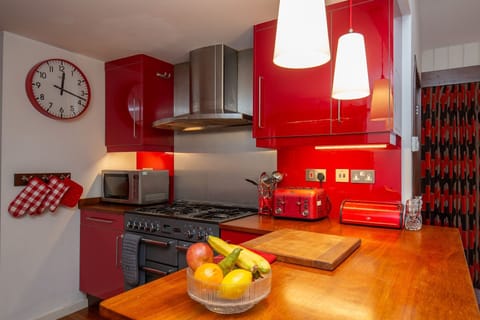 The Pool House Kitchen - StayCotswold