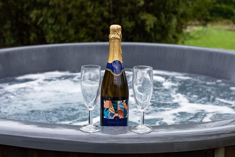 The Pool House Hot Tub - StayCotswold