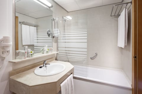 Combined shower/tub, free toiletries, hair dryer, towels