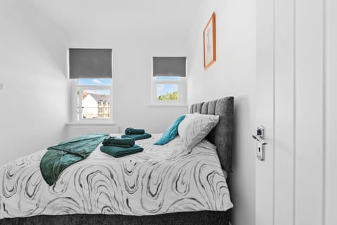 Bedroom with king bed that can be made in to 2 singles