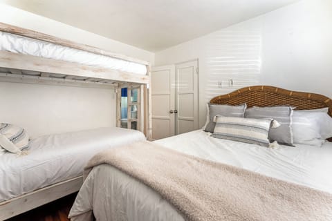 Queen Bed, Twin over Twin Bunk, Closet