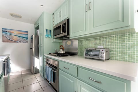 Cooking is a Breeze in this Cheery Coastal Kitchen