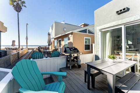 Gas BBQ & Outdoor Dinning w/ a View for 6!