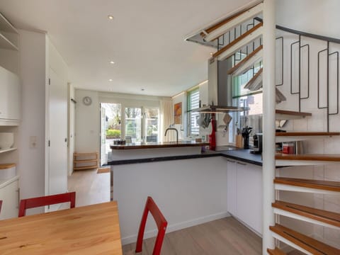 Apartment, Residential Area, Condominium, Commercial Building, Mixed-Use, Parking, Family Car, Balcony, Brutalist Architecture