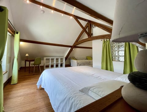 La Grande Chambre Lit King size 180x200 et canapé-lit Queen size 160x200