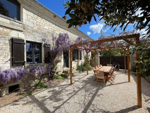 La Terrasse, sa Glycine et son Barbecue