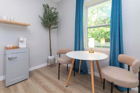 Camellia Deluxe Studio King Room - Mini-fridge, coffee maker. table