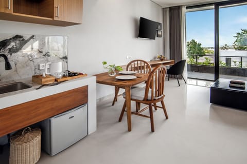 Suite, Pool View | 1 bedroom, free WiFi