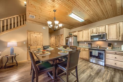 Dining Room table with seating for 6!