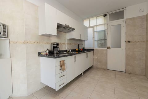 Deluxe Apartment, 3 Bedrooms, Balcony, City View | Private kitchen