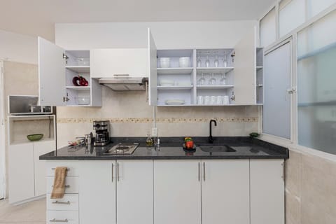 Deluxe Apartment, 3 Bedrooms, Balcony, City View | Private kitchen