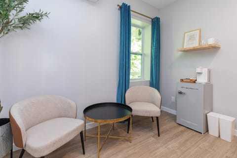 Magnolia Deluxe Studio King Room - Seating area, mini-fridge and coffee station