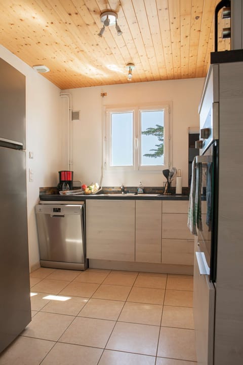 The kitchen is fully equipped and functional, it has an oven, microwave, fridge, dishwasher, hob, filter coffee machine, toaster, kettle and utensils. Everything is provided for pleasant meals.