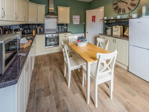 Kitchen | Littlebay Apartment, Oban