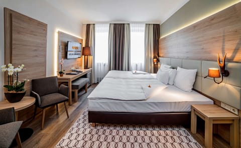 Business Double Room | Hypo-allergenic bedding, pillowtop beds, minibar, in-room safe