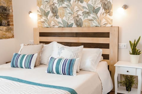 In-room safe, desk, laptop workspace, soundproofing