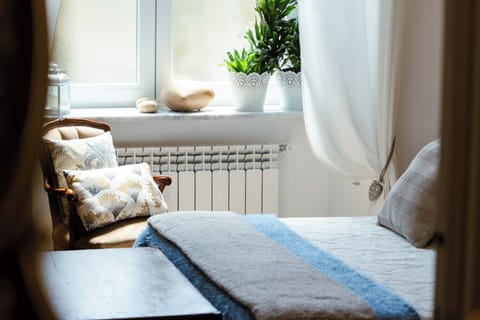 In-room safe, desk, laptop workspace, soundproofing