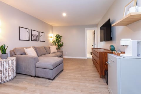 Superior Suite, River View | Living area