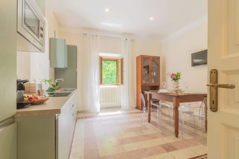 Full-size fridge, microwave, oven, stovetop