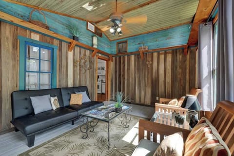 House, 1 King Bed with Sofa bed, Hot Tub, Garden View (411 N Cherry- Nan) | Living area