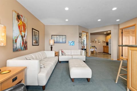 Minutes from multiple great restaurants in Hayden!