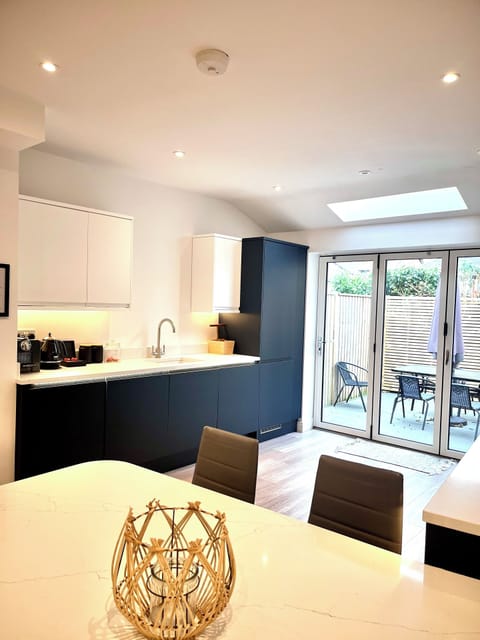 Luxury Cottage | Private kitchen | Electric kettle, toaster