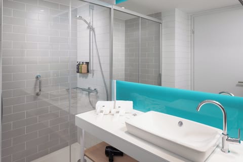 Standard Room, 1 Queen Bed | Bathroom | Shower, rainfall showerhead, eco-friendly toiletries, hair dryer