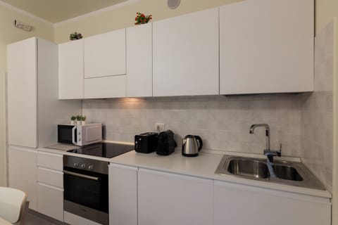 Deluxe Apartment, Garden View | Private kitchen | Full-size fridge, microwave, oven, stovetop